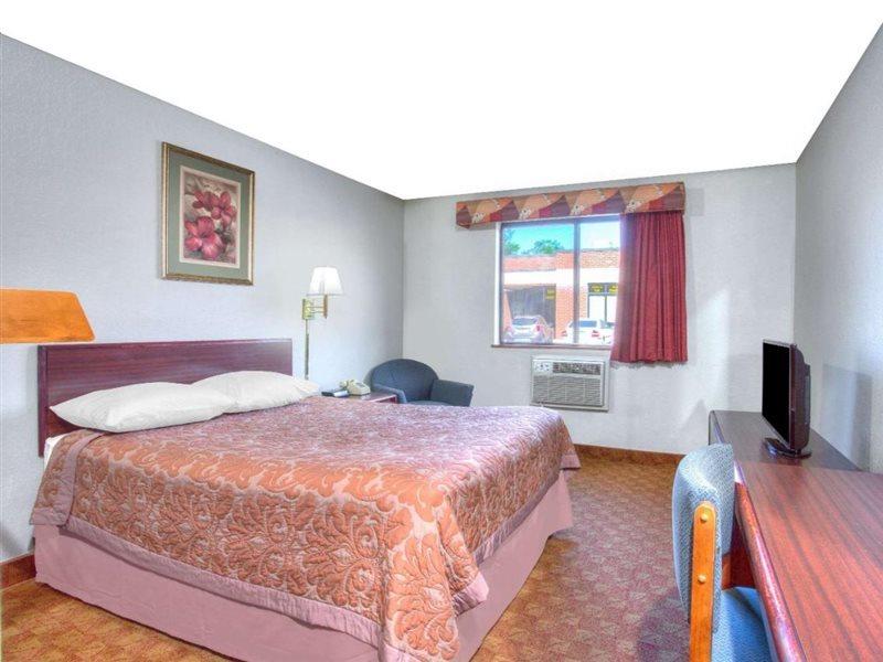 Super 8 By Wyndham Charlottesville Zewnętrze zdjęcie