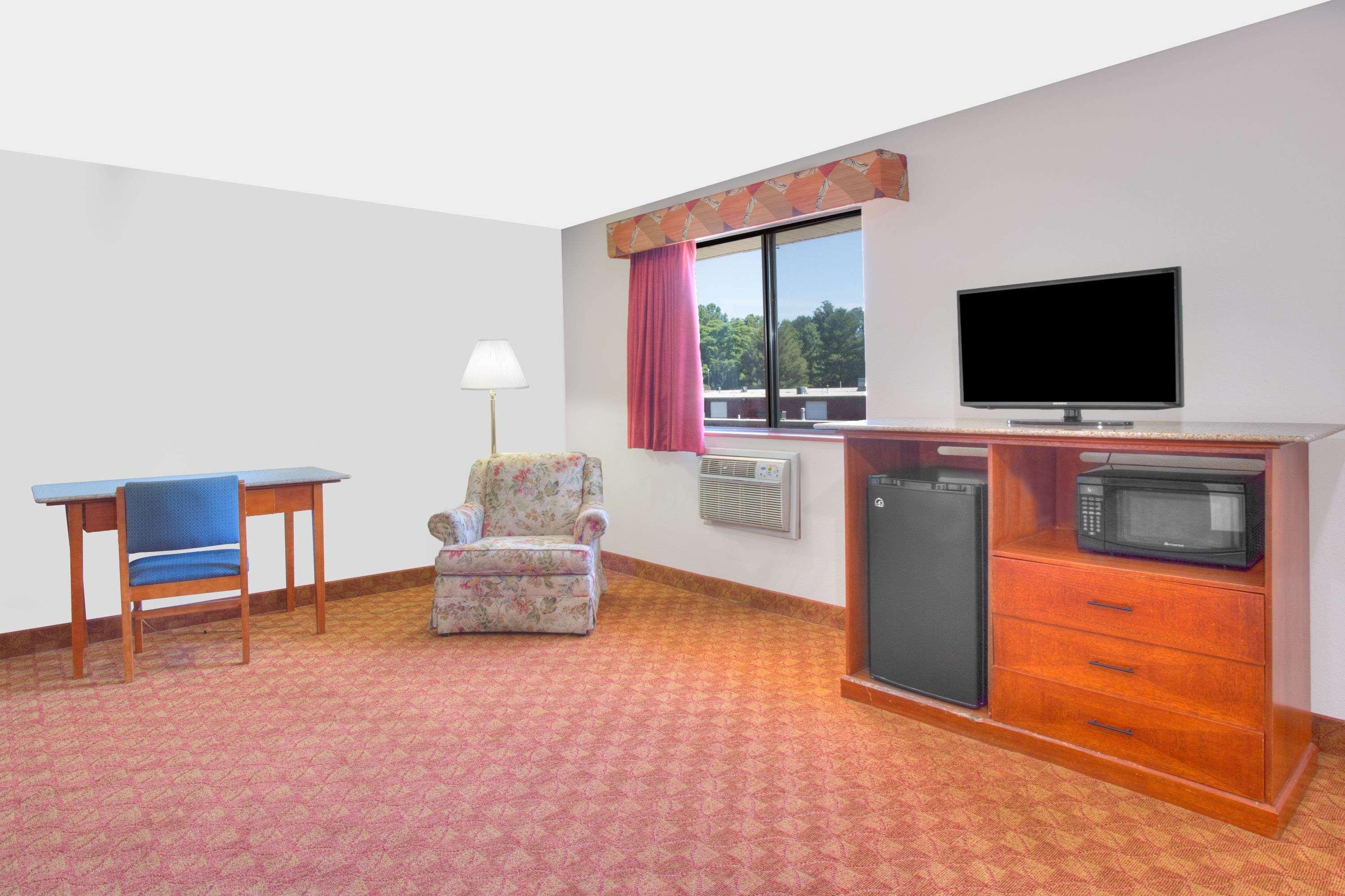 Super 8 By Wyndham Charlottesville Zewnętrze zdjęcie