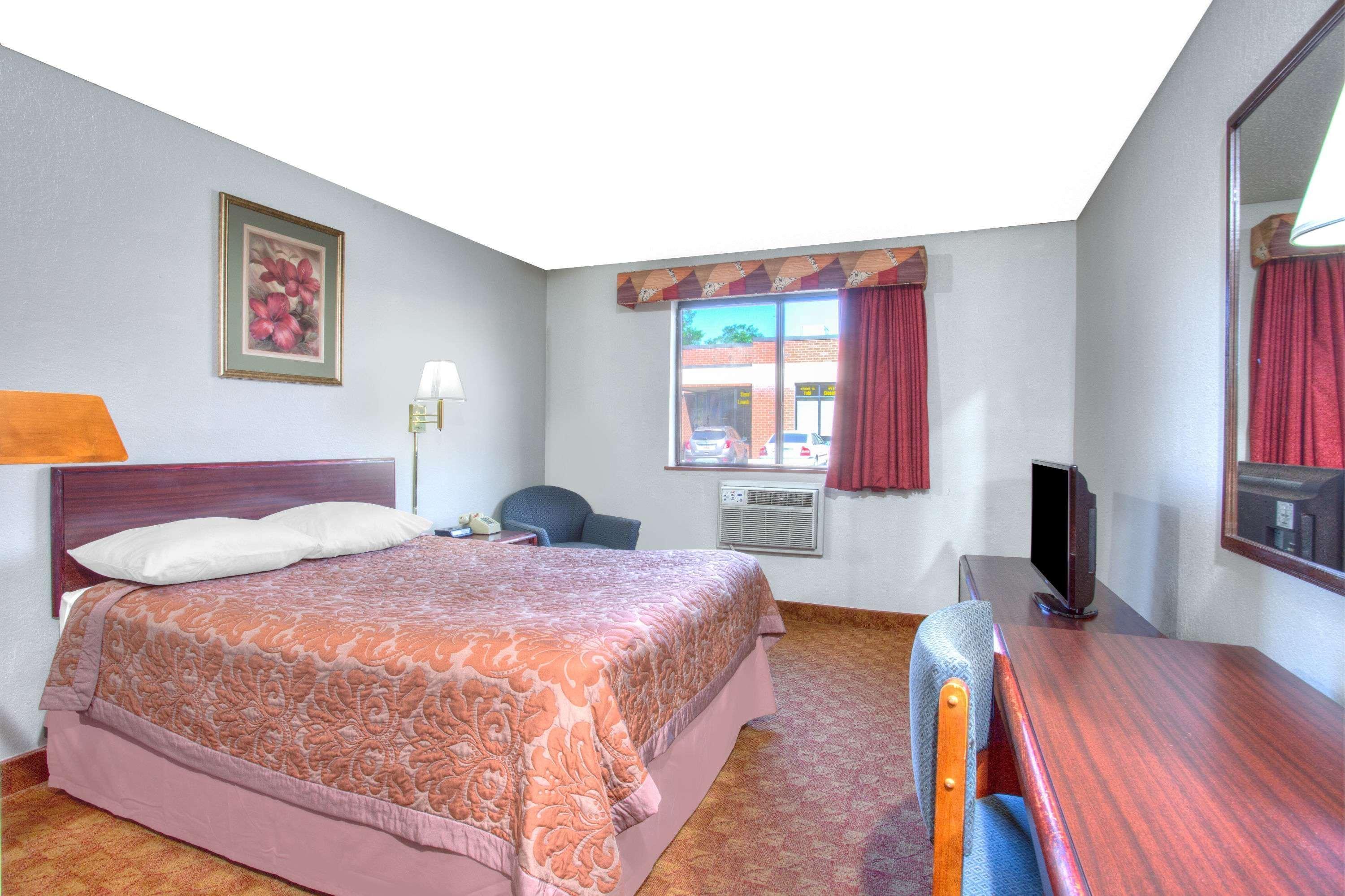Super 8 By Wyndham Charlottesville Zewnętrze zdjęcie
