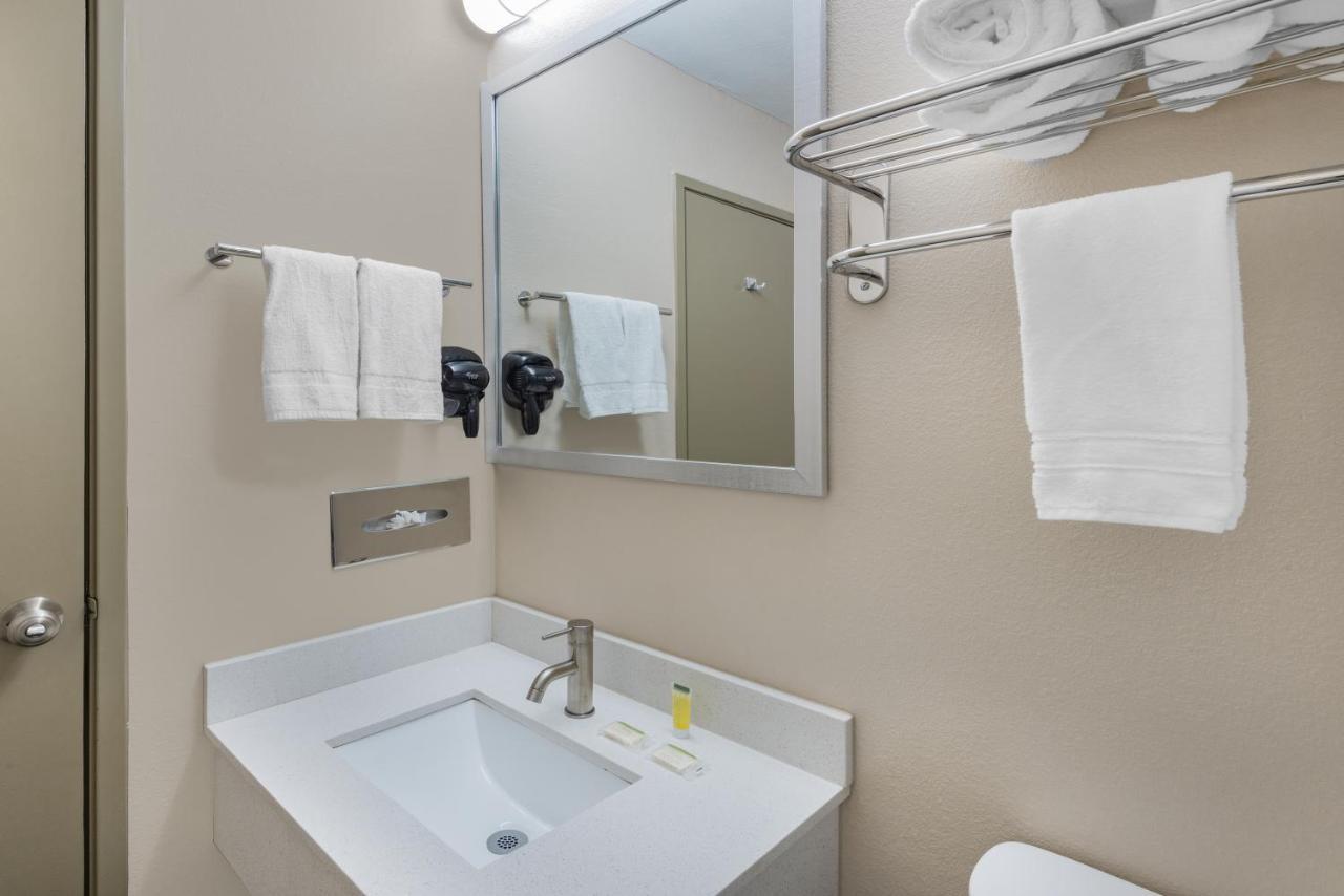 Super 8 By Wyndham Charlottesville Zewnętrze zdjęcie