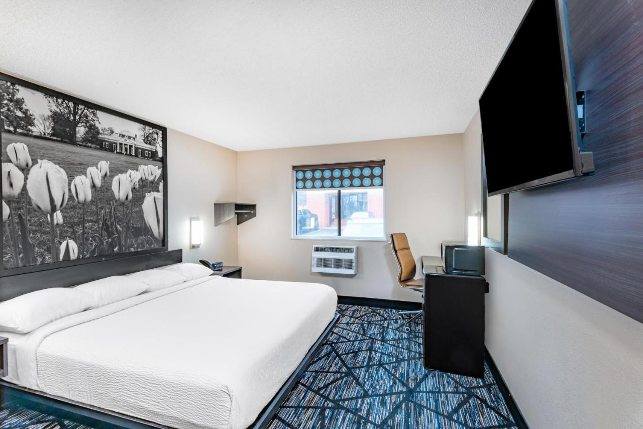 Super 8 By Wyndham Charlottesville Zewnętrze zdjęcie